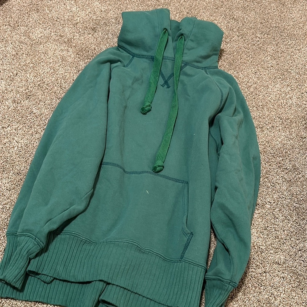 American Eagle green sweatshirt! Size M! A little faded. Good condition!
